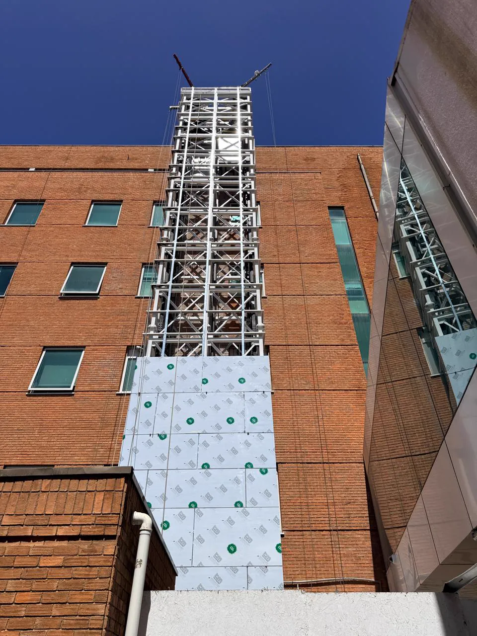 Paneles de aislación instalados en la parte baja de la estructura metálica, en altura